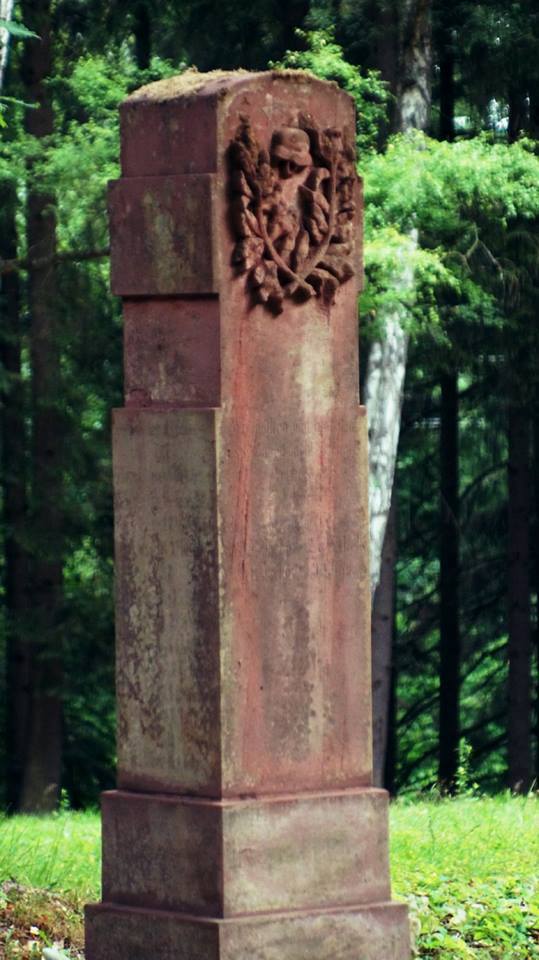 pomnik na cmentarzu w Kiełpinie